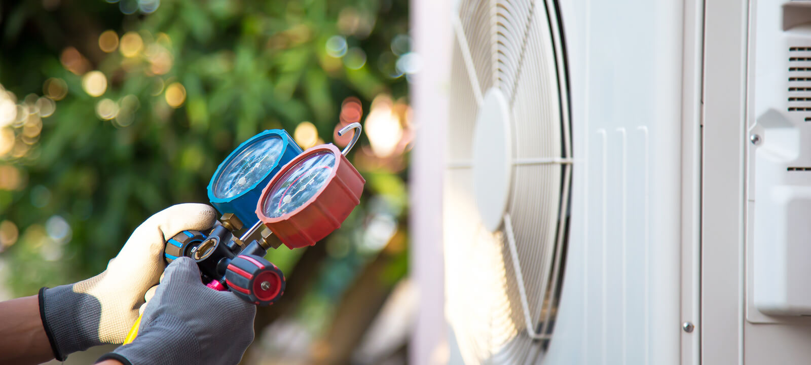 Mechanic Air Conditioner Technician Using Manifold Gauge Checkin